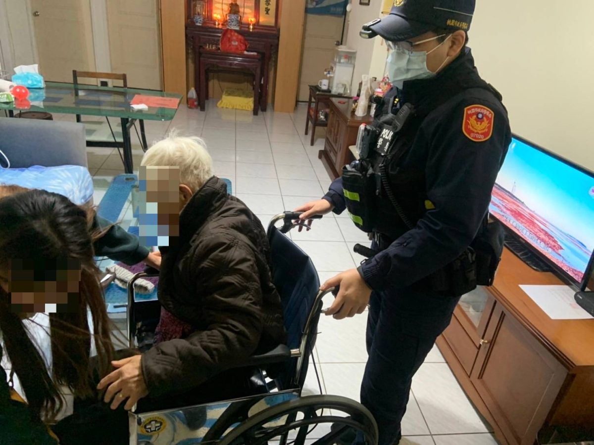 8旬婦在家跌倒趴地1小時 大溪警聽求救聲急伸援 191014 scaled