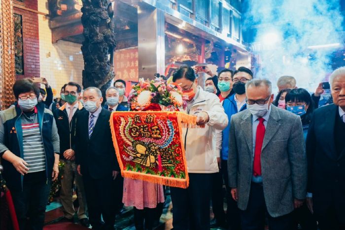 除夕夜張善政拜頭香 與市民共同迎接新年 20230122021521425