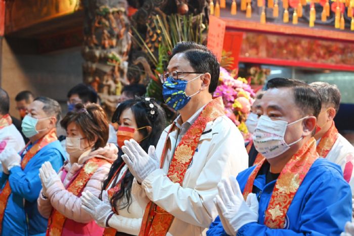 張善政年初一參拜廟宇發福袋 祝願市民好運連連 20230122184343498