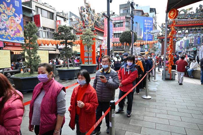 張善政年初一參拜廟宇發福袋 祝願市民好運連連 20230122184400141