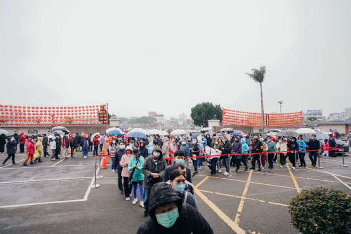 張善政陪同馬英九參香祈福 龍元宮發放福袋吸排隊人潮 20230123190754558