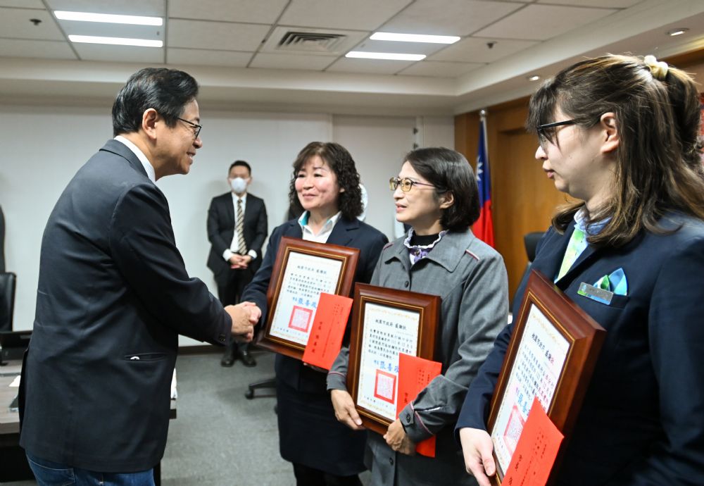 龜山、中壢3行員阻詐有功 張善政親自表揚 20231111432 5 1