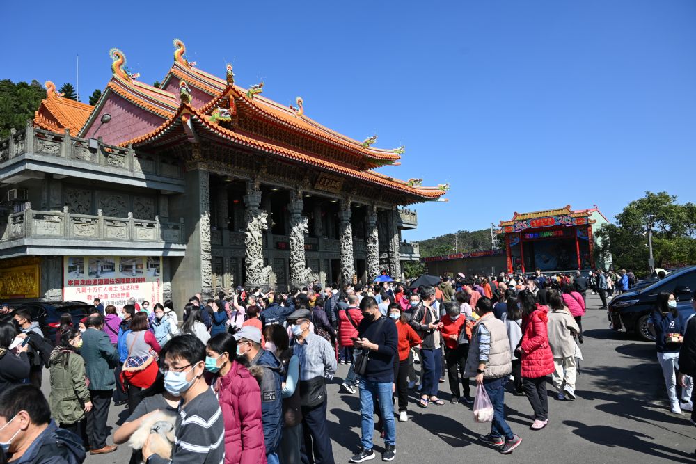 張善政年初一參拜廟宇發福袋 祝願市民好運連連 20231221844 57 1
