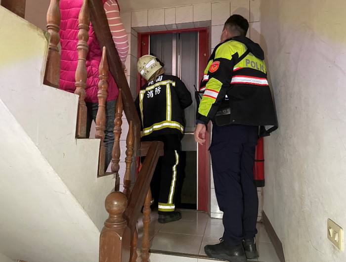 電梯故障!鄰居聽求救聲急報案 觀音警消助6旬婦脫困 217183
