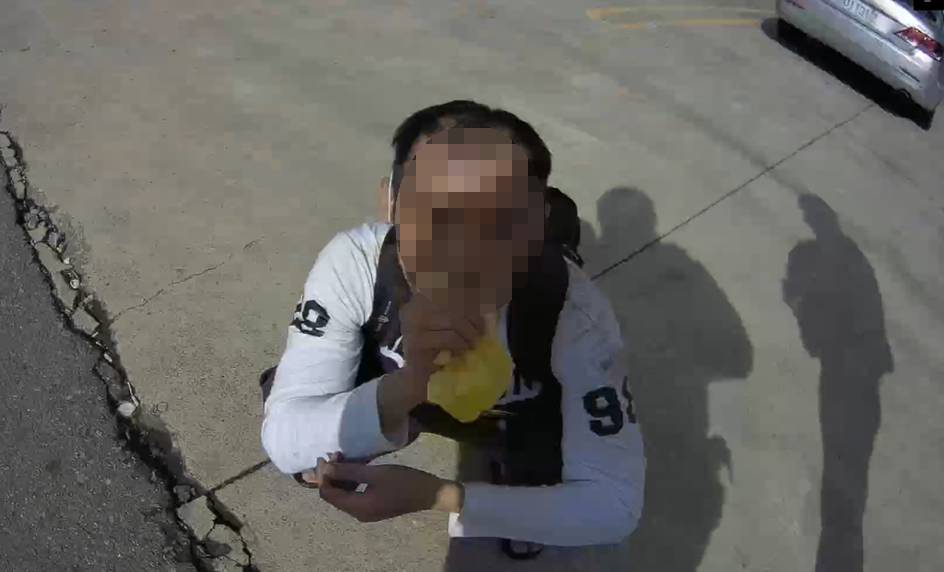 【有片】吸膠男躺路中險遭貨車撞 行為詭異引注目 220915