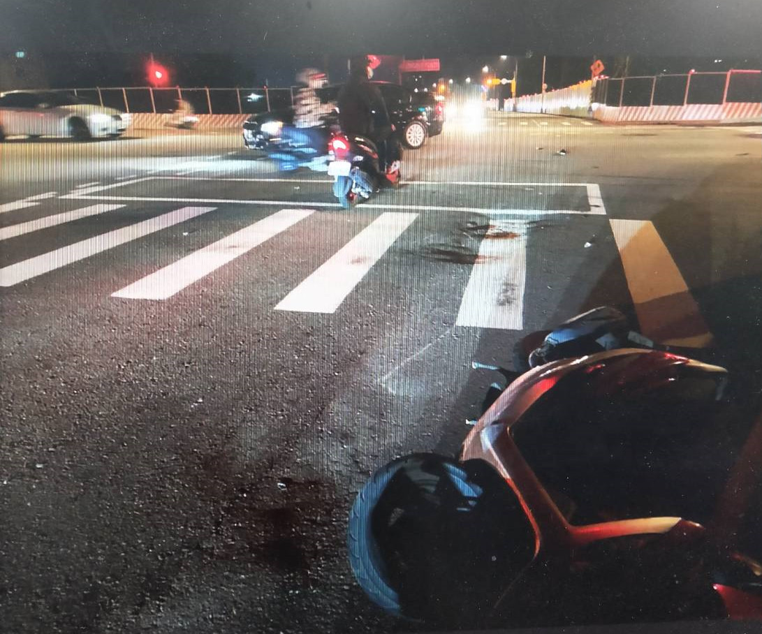【有片】待轉也被撞!機車停等區騎士遭撞飛 221277