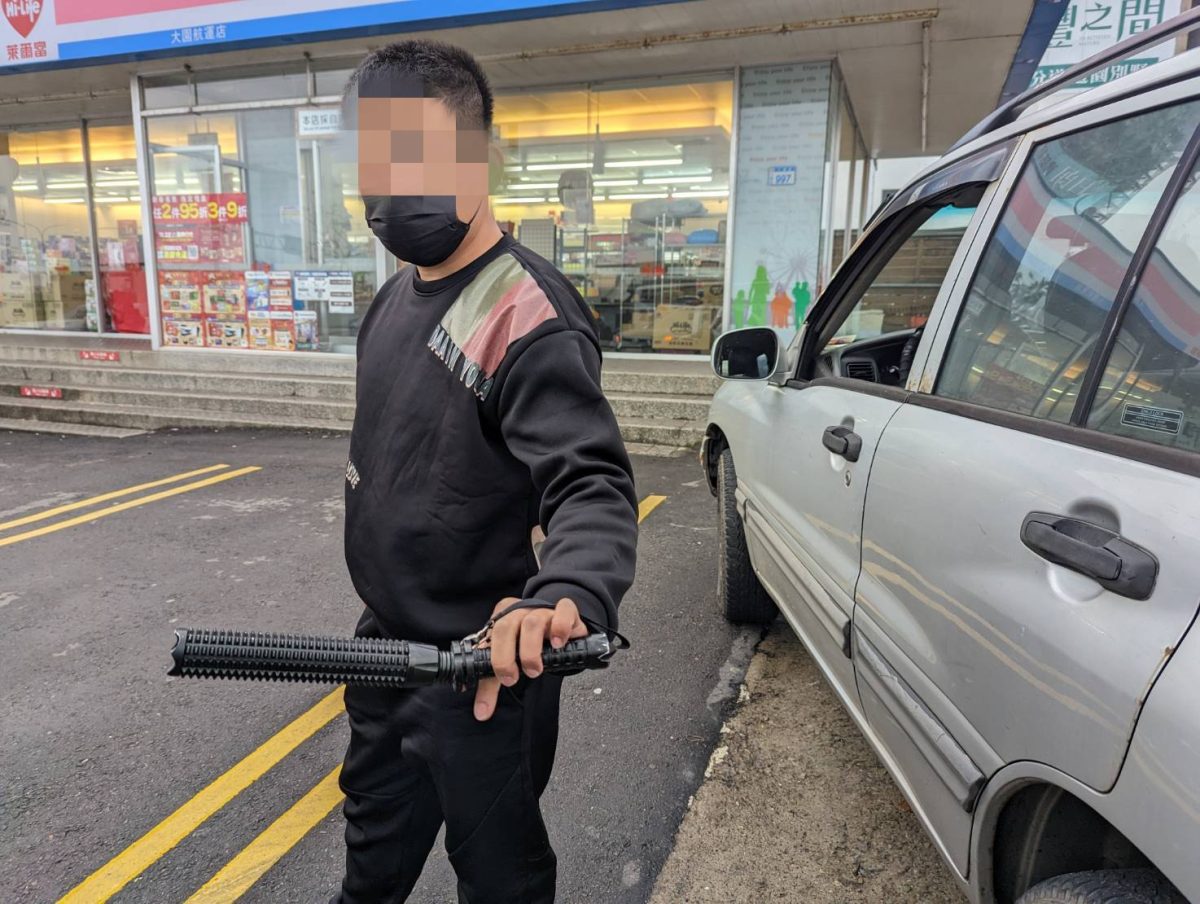 【有片】2男超商前大打出手 他衝車上拿「這支」理論 224447 scaled