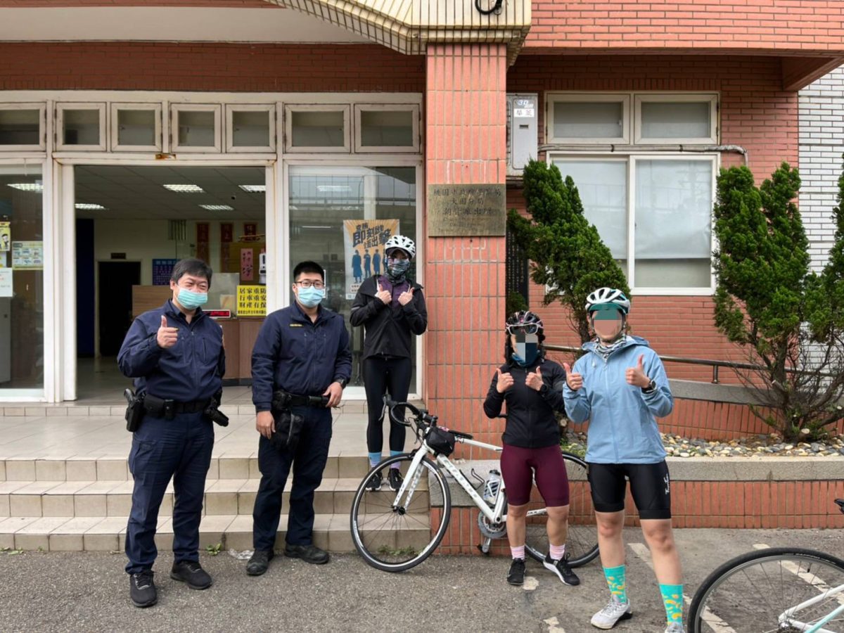 騎單車出遊「漏氣」困路旁 大園暖警助打氣順利返家 227953 scaled