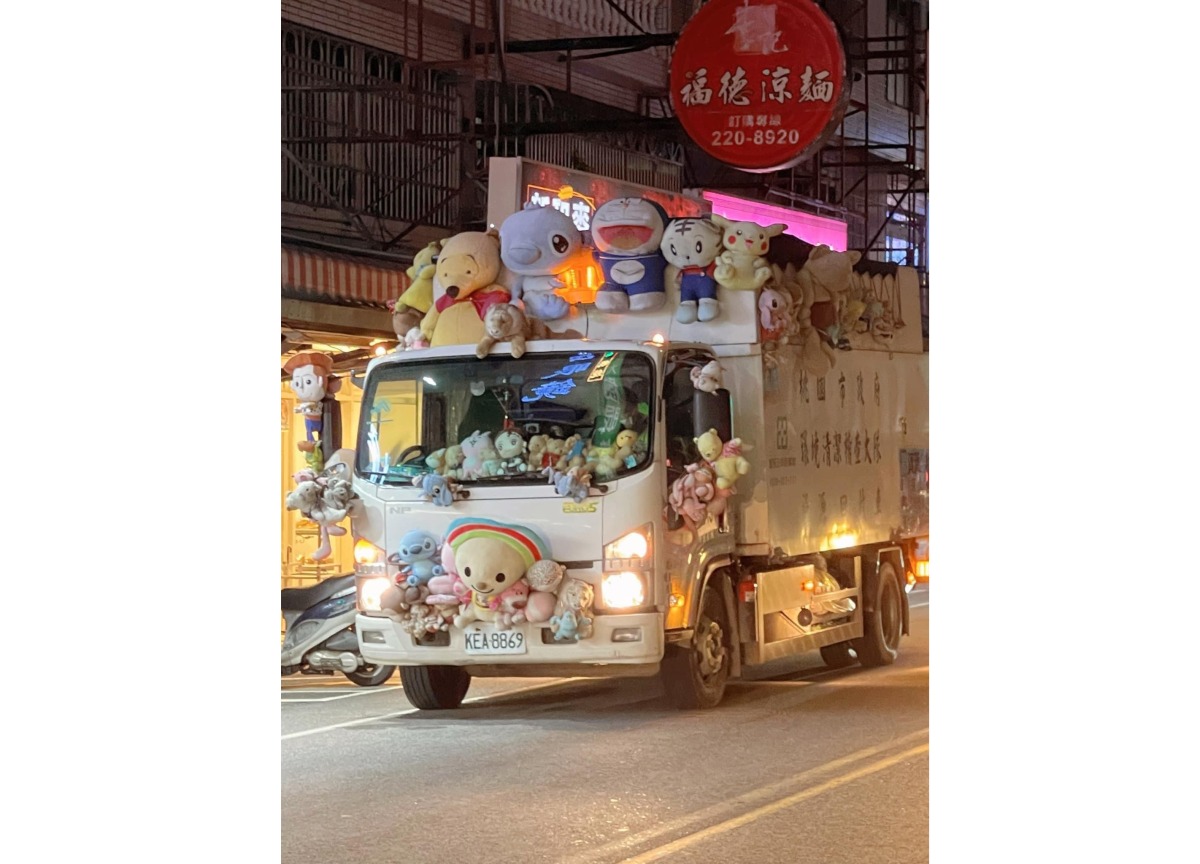 桃園娃娃資收車引注目 知情人曝背後原因