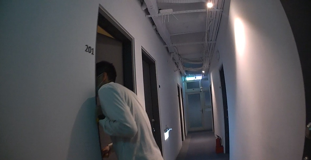 隔天要出國!女護照遺失急報案 壢警化身柯南徹夜尋回 3敲門訪尋拿錯背包的旅客