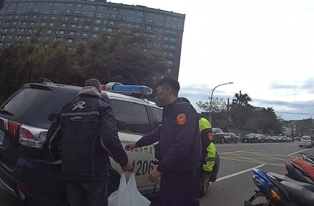 徒步旅行累倒、旅費花光 男自稱「孤獨一匹狼」拒蘆竹警贊助 422586