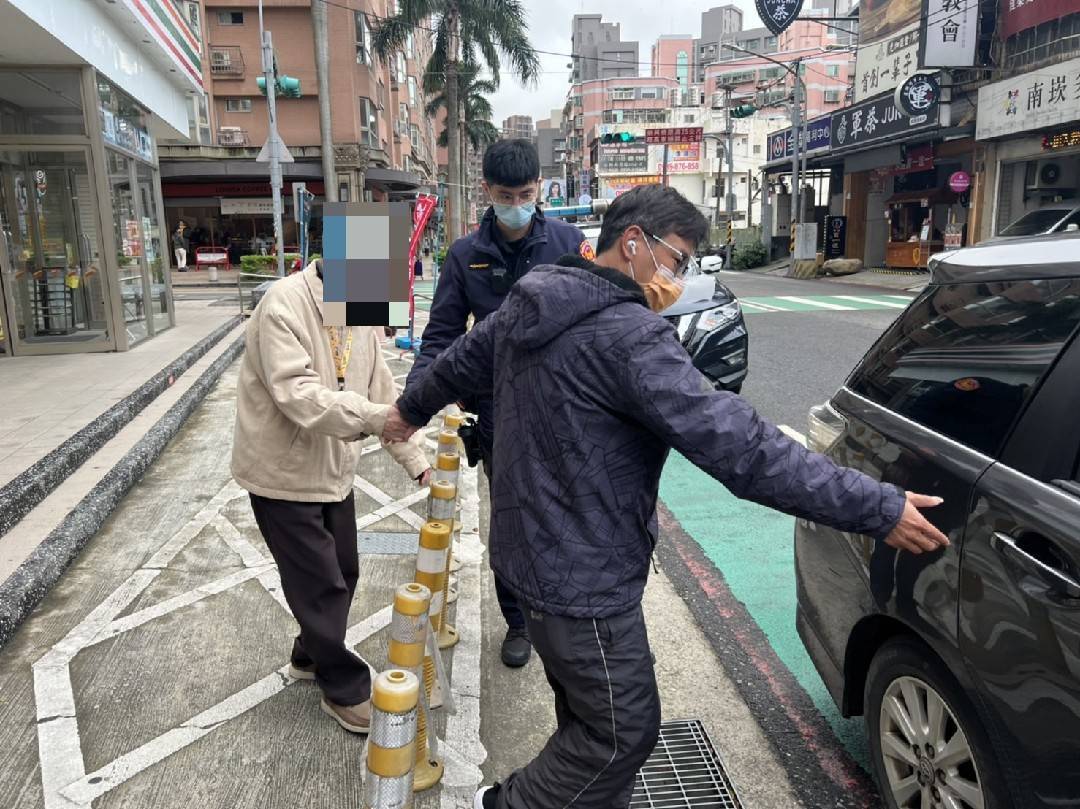 2老翁外出迷途 蘆竹警及時伸援 424928