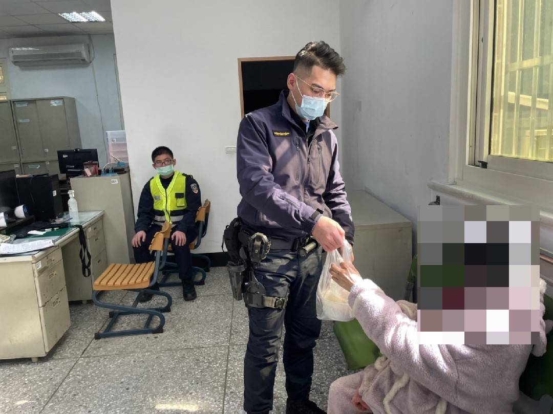 散步迷途夜驚魂15公里 巡邏警助老婦平安返家 430500
