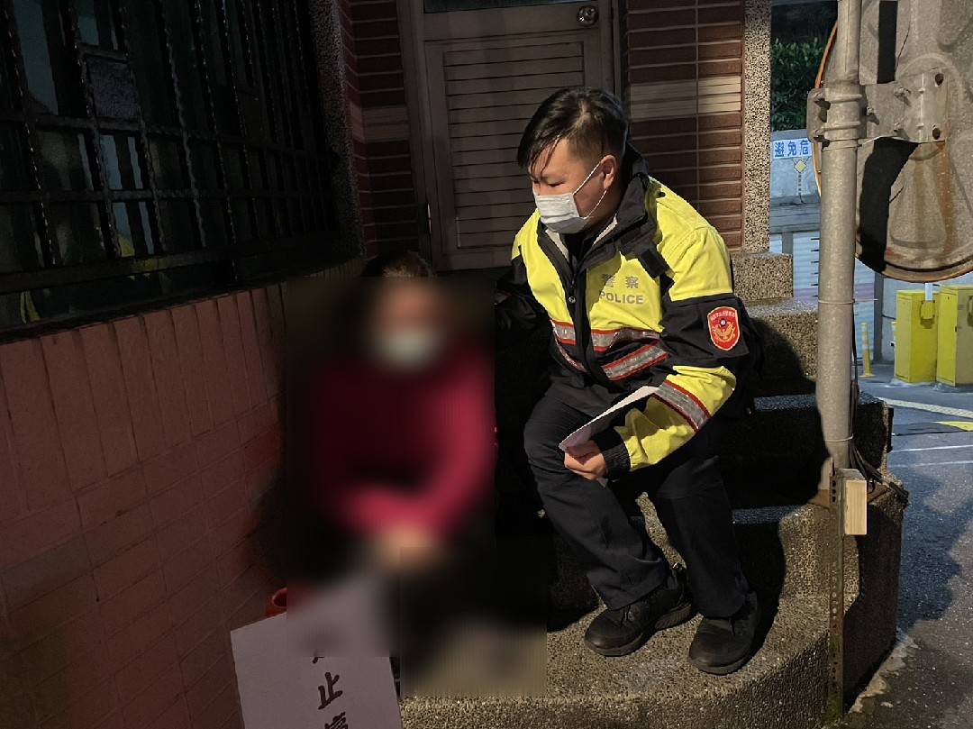 婦獨扛家計累倒路邊 蘆竹警申請救助金送暖 435033