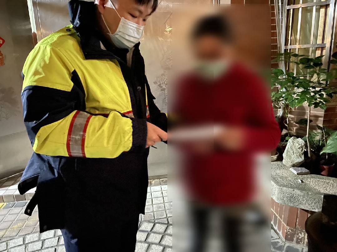 婦獨扛家計累倒路邊 蘆竹警申請救助金送暖 435036