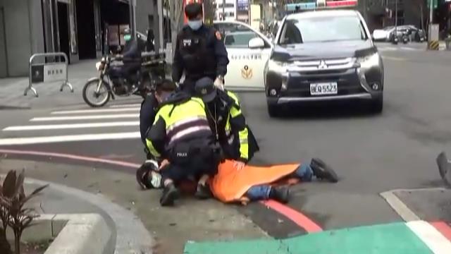 【有片】2外送員光天化日搶銀行?八德警防搶演練逼真登場 485476846
