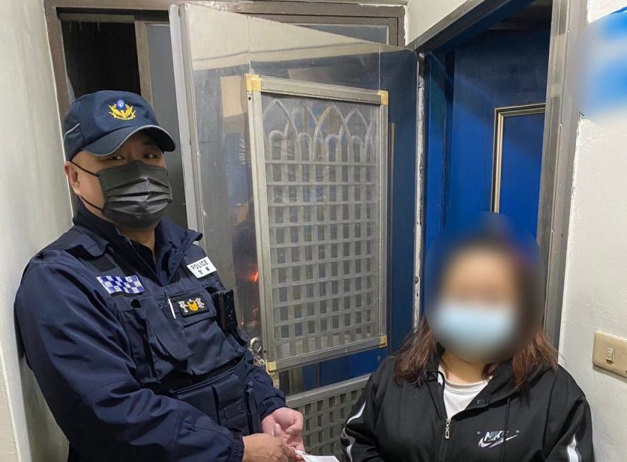 母照顧早產女嬰經濟陷困頓 平警自掏腰包送暖 501510 scaled e1672886491600