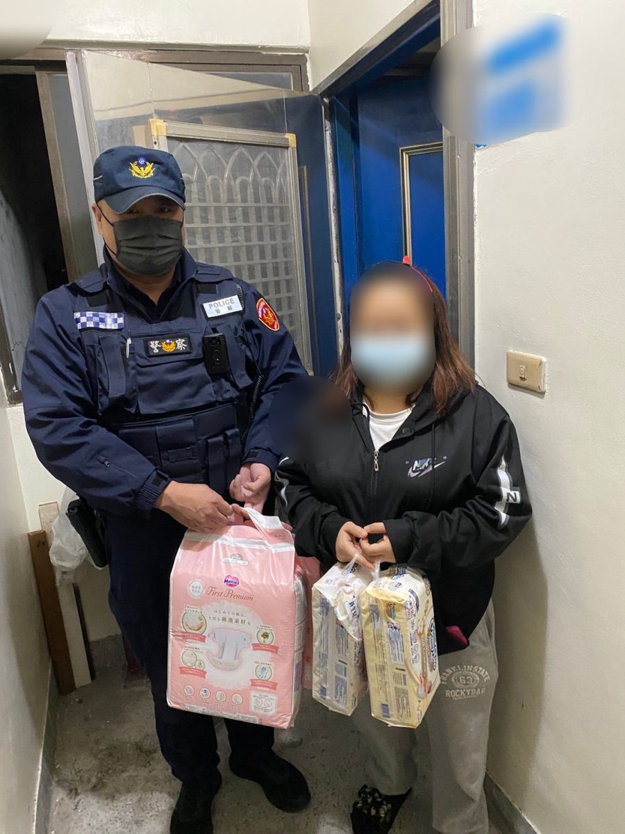 母照顧早產女嬰經濟陷困頓 平警自掏腰包送暖 501511 scaled