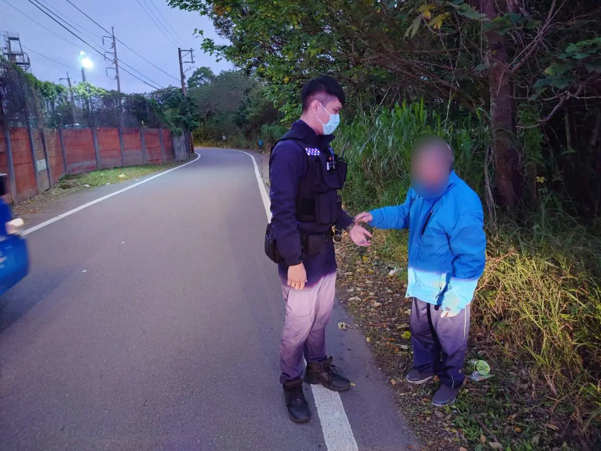 8旬翁想家溜出安養院 平警發現他倒樹叢全身顫抖 8旬翁想家溜出安養院 平警發現他倒樹叢全身顫抖