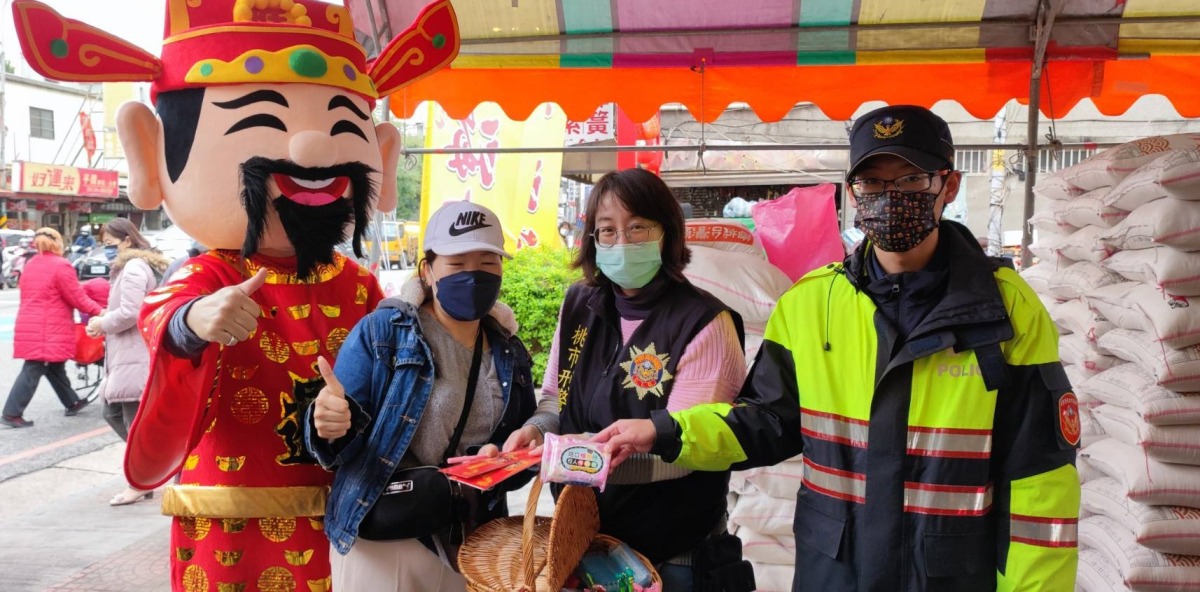 壢警攜手仁海宮宣導交通安全 民眾提前感受年節氣氛 558411