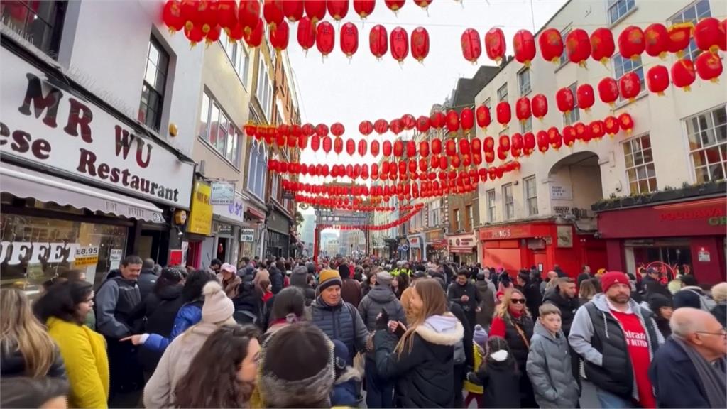 海外亞裔慶春節!倫敦中國城帥氣舞獅再度上街