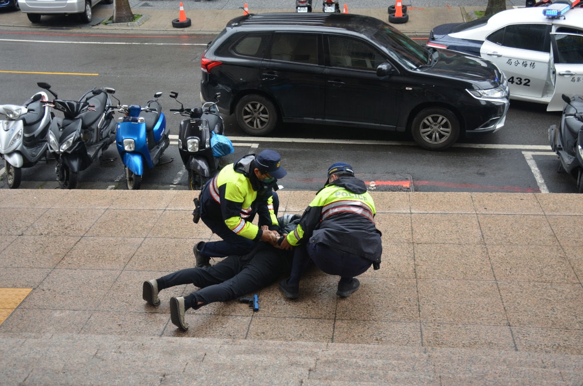 楊梅警扮持槍歹徒闖入 農會行員靠這招成功阻搶案 DSC 4574