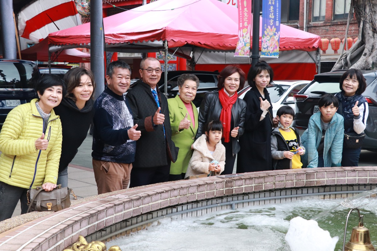 上鼎石材贈60尾觀賞鯉魚 桃園景福宮許願池更添活力 IMG 7456