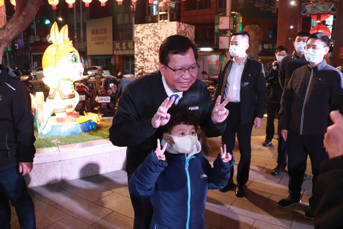 人氣不減!鄭文燦低調跑宮廟參香 民眾搶拍照 IMG 7833