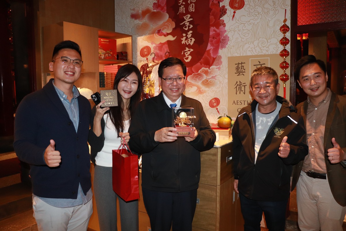 人氣不減!鄭文燦低調跑宮廟參香 民眾搶拍照 IMG 7917