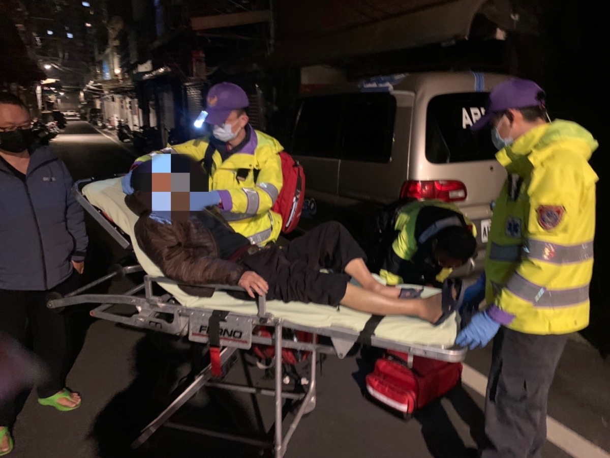 8旬翁清晨外出運動路倒 八德暖警急救護助返家 S 10346596