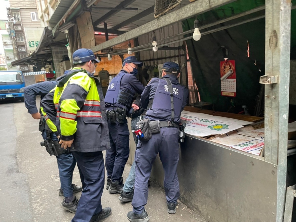 蘆竹警舉辦防搶演練 前進南農市場宣導反詐 S 105988150