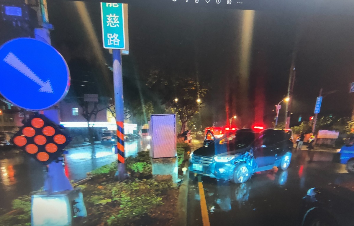男酒駕自撞安全島 害後方女駕駛閃避不及再撞3車 S 11173895