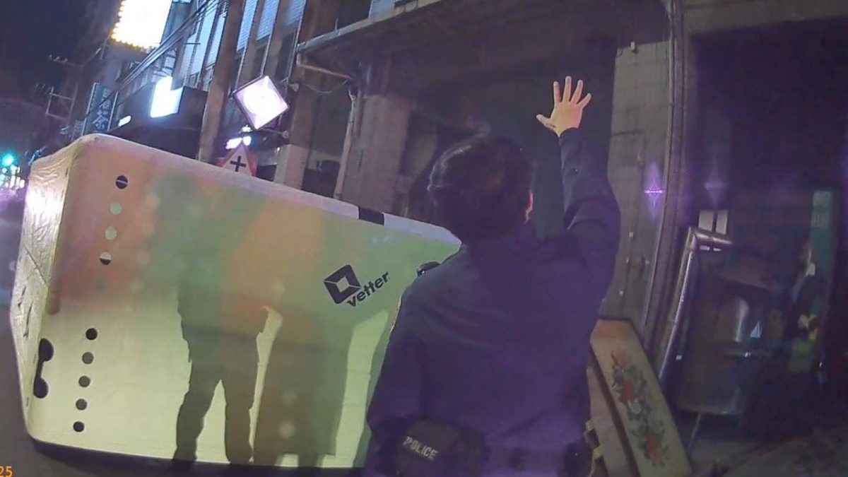【有片】男子失意酒醉坐遮雨棚 警消苦勸合力救援 S 114385065 scaled