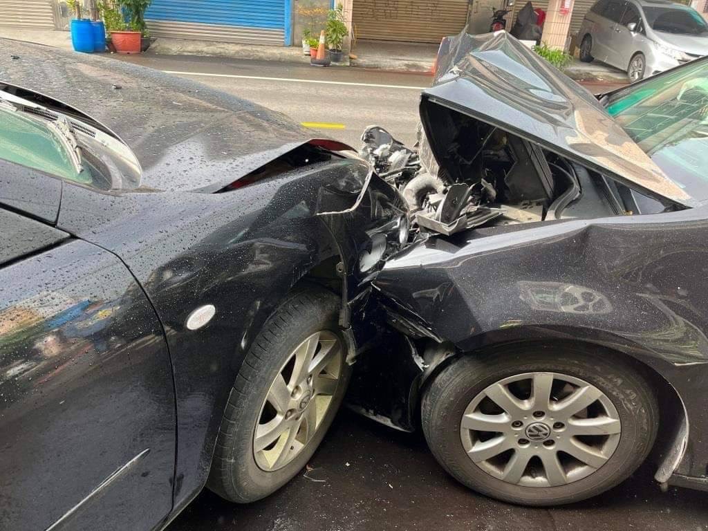 男開車遇上坡閃不及 連撞路旁兩車無辜遭波及 S 114393116