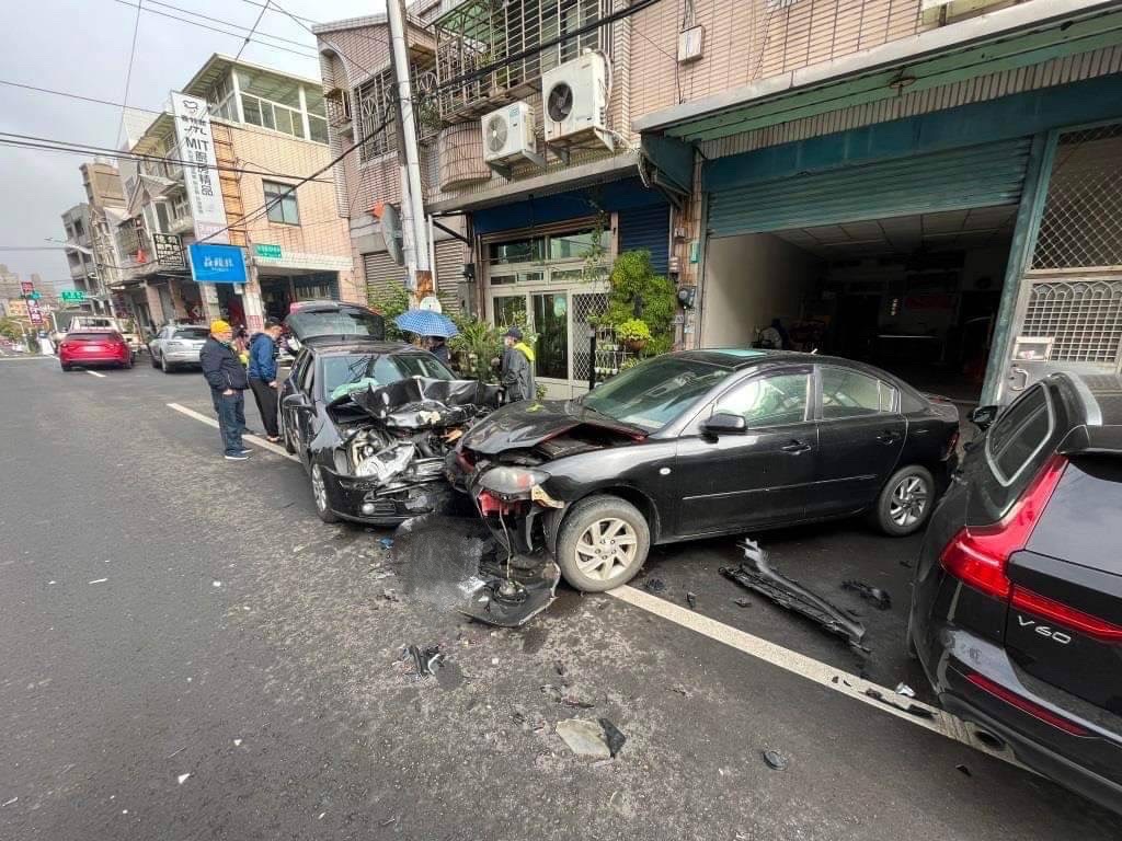 男開車遇上坡閃不及 連撞路旁兩車無辜遭波及 S 114393117