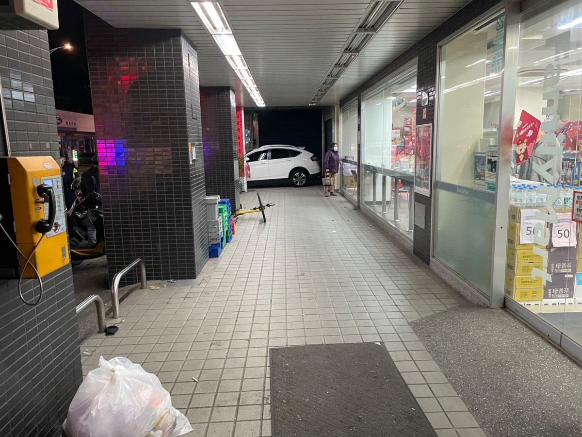 【有片】不滿被看一眼爆口角 9名少年街頭打群架 S 114417682
