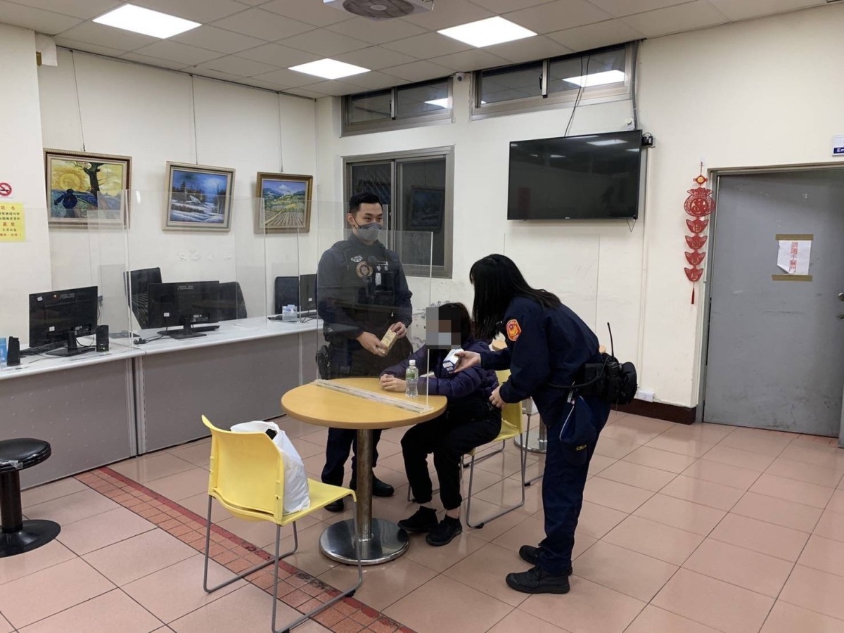 女子走進派出所沉默不語 暖警過濾失蹤協尋助返家 S 114499610