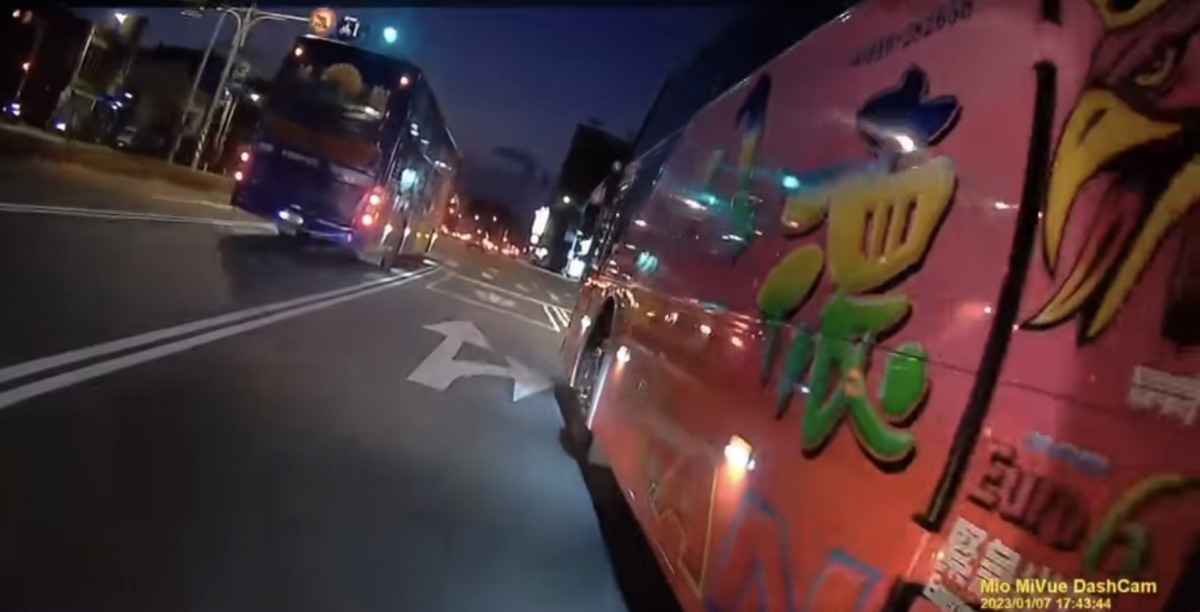 【有片】遭遊覽車惡意逼車!騎士PO網怒控:不把人命當回事 S 114655286