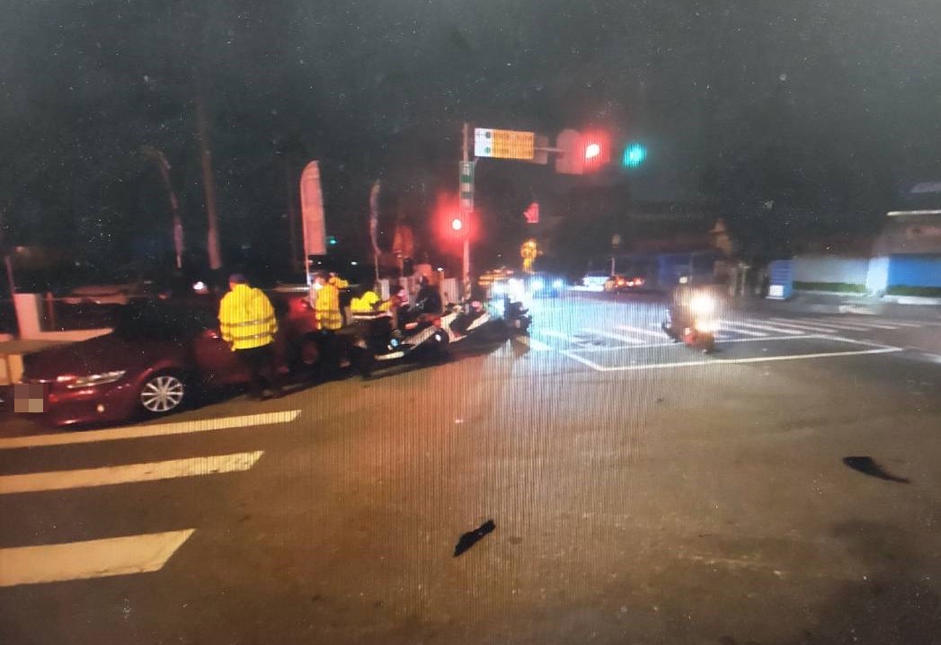 【有片】路口會車不慎擦撞 待轉區機車遭波及人車噴飛 S 115359817