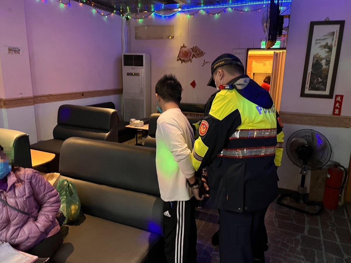 男歡唱遇臨檢急閃人 龍潭警一查身分竟是 S 19653651