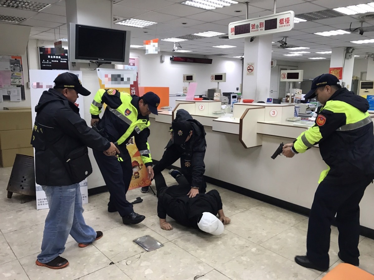 龍潭區農會防搶演練登場 警圍捕歹徒過程逼真 S 19660972