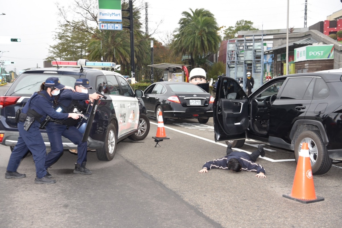 龍潭區農會防搶演練登場 警圍捕歹徒過程逼真 S 19660974