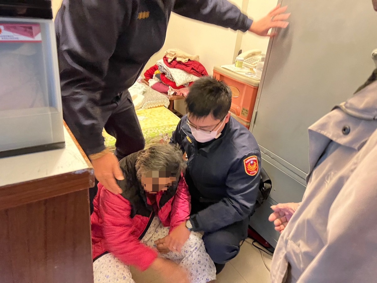 救救我老伴!婦人病倒趴臥地上 夫急攔警車求援 S 19718186