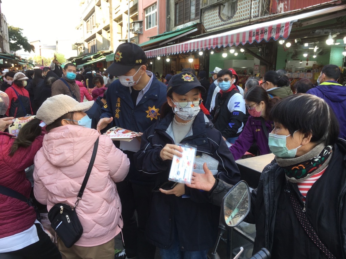 龍潭警傳統市場發福袋 加強防竊、打詐觀念 S 19759129