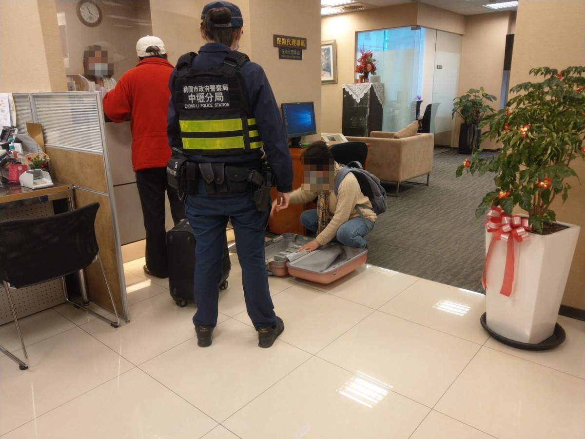 老夫婦千萬現金裝行李箱投資虛擬幣 壢警阻詐護鈔 S 22249491