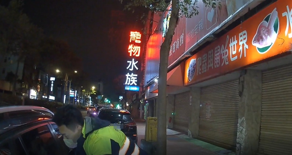 六月大幼嬰遭反鎖車內 中壢勇警破窗即刻救援 S 26279944