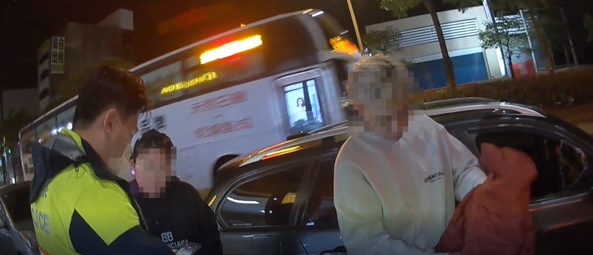 六月大幼嬰遭反鎖車內 中壢勇警破窗即刻救援 S 26279946