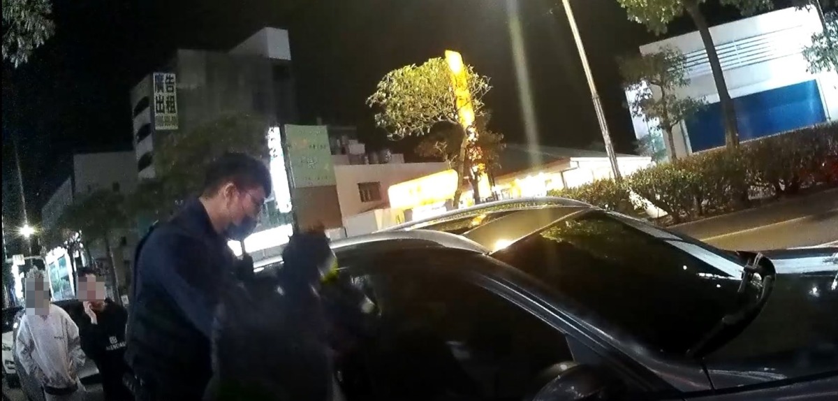 幼嬰反鎖百萬休旅車內 勇警破窗神救援 S 26279947