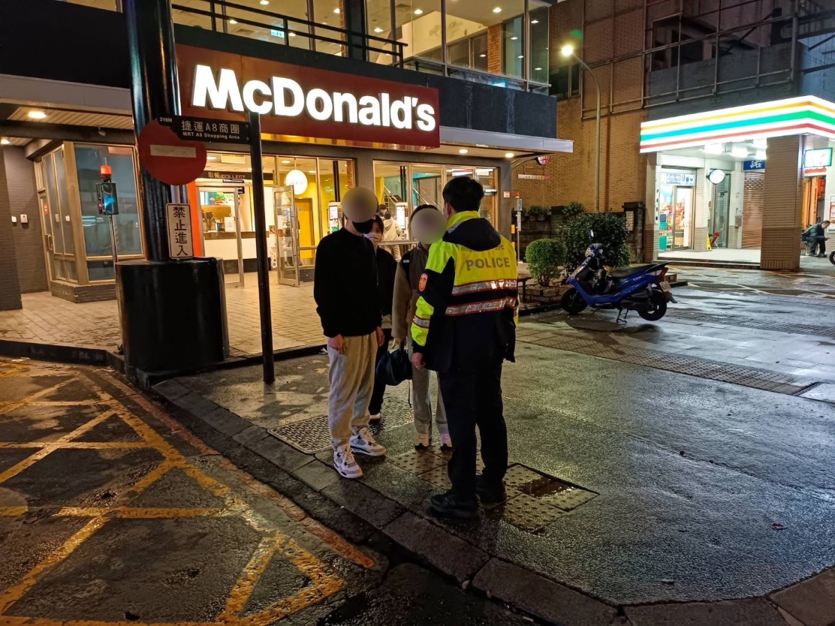 與父親吵架!女學生深夜負氣離家 龜山警摸黑尋人 S 263094288