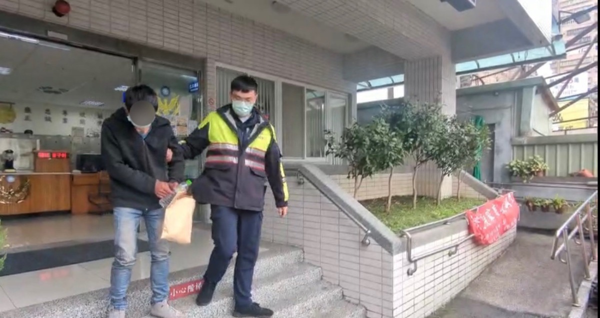 醉女深夜鬧事被管束 兄護妹心切對警飆罵「幹XX」遭送辦 S 263159851